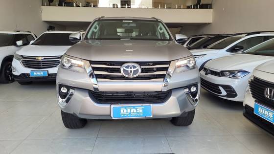 TOYOTA HILUX SW4 2.8 SRX 4X4 7 LUGARES 16V TURBO INTERCOOLER DIESEL 4P AUTOMÁTICO TOYOTA HILUX SW4 2.8 SRX 4X4 7 LUGARES 16V TURBO INTERCOOLER DIESEL 4P AUTOMÁTICO